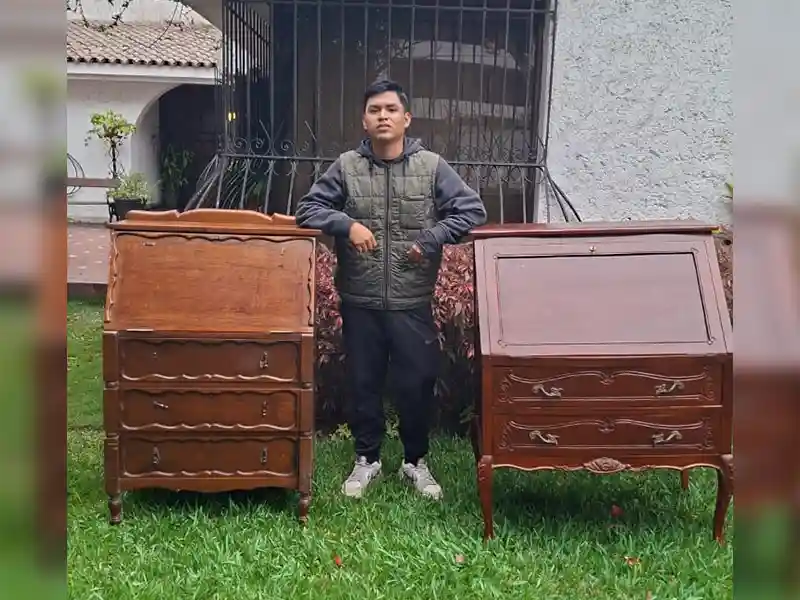 Comprando Cómodas Antigüedades en el Distrito de la Molina