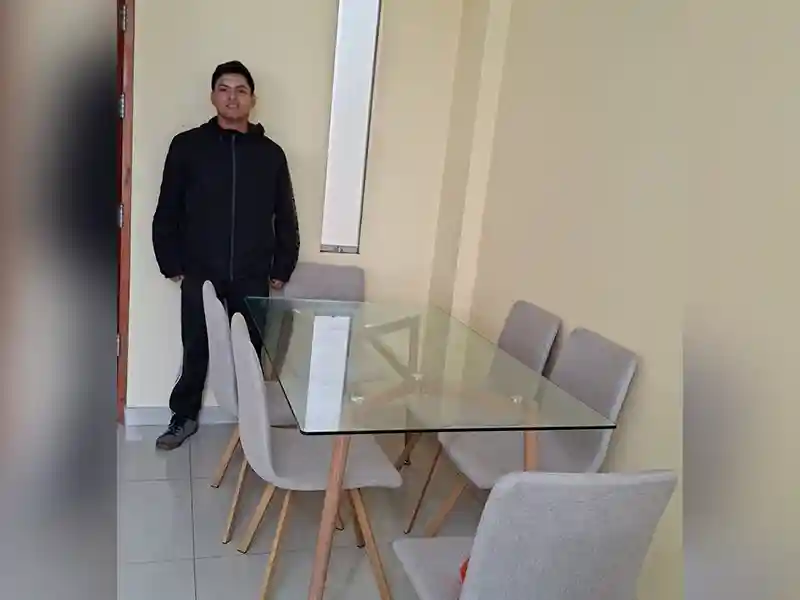 Comprando juego de sala en Miraflores